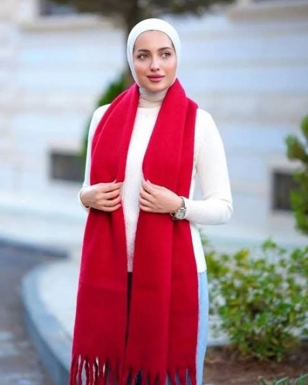الشال الأحمر من أقوى ترندات الموضة هذا الموسم